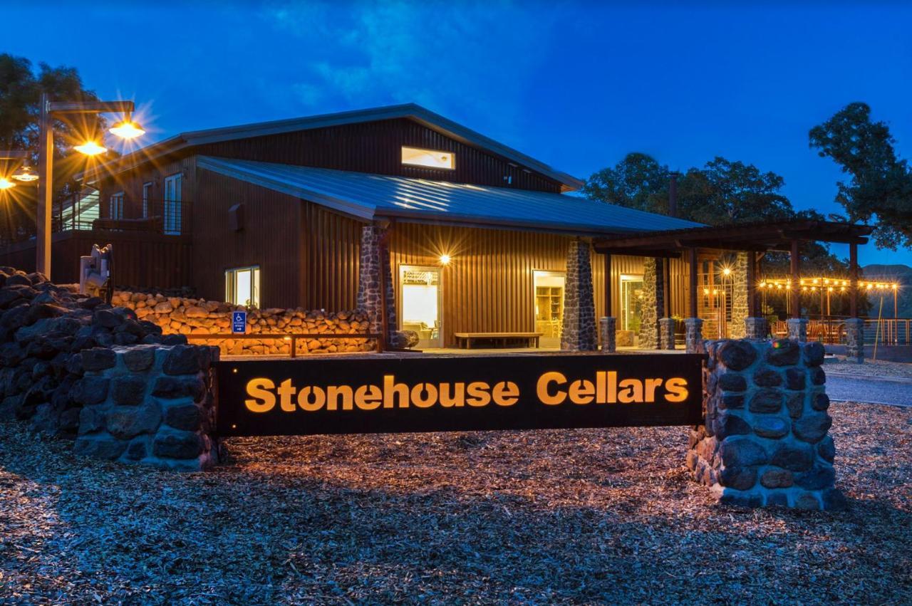 مبيت وإفطار Clearlake Oaks Bed And Barrel At Stonehouse Cellars المظهر الخارجي الصورة